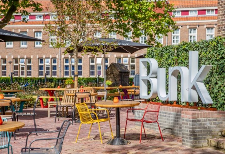 Uit Eten in Amsterdam: Geniet van de Culinaire Ervaringen bij Bunk Hotel Amsterdam Noord